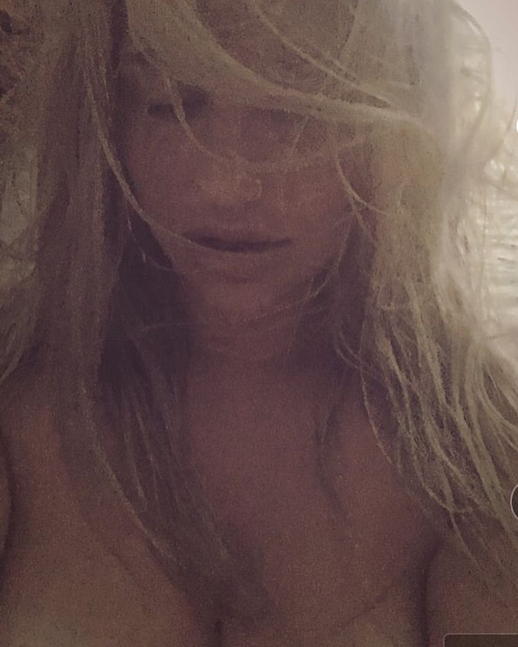 Kesha Topless (5 Photos)