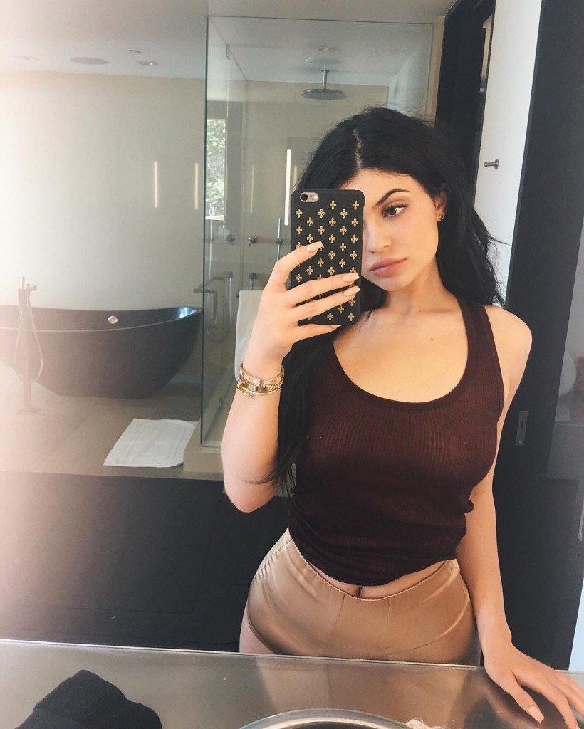Kylie Jenner See Through (1 Photo)