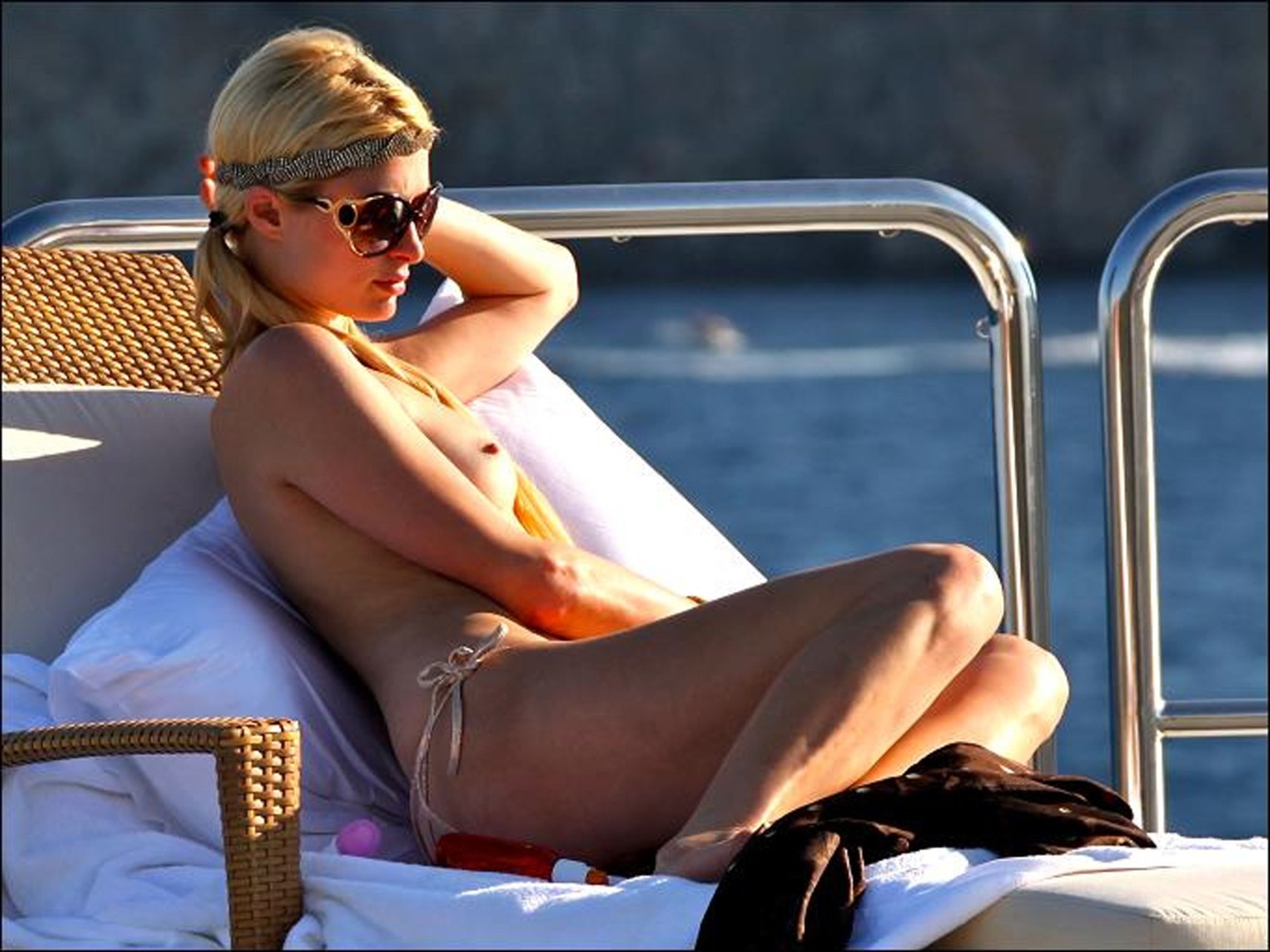Paris Hilton Oops (185 Photos) .