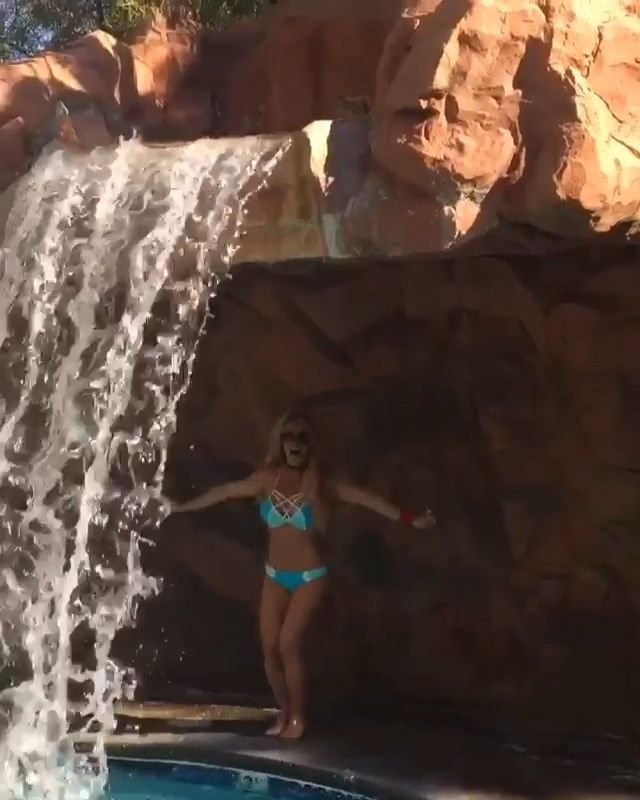 Britney Spears in a Bikini (3 Photos + Video)
