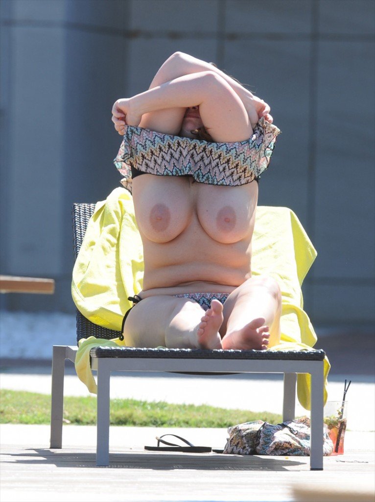 Chanelle Hayes Topless (3 Photos)
