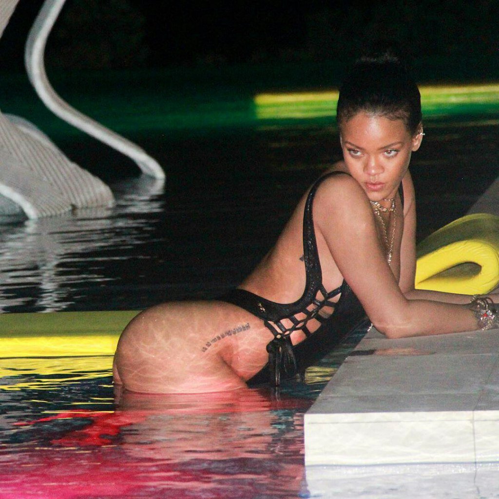 Rihanna Sexy (5 Photos)