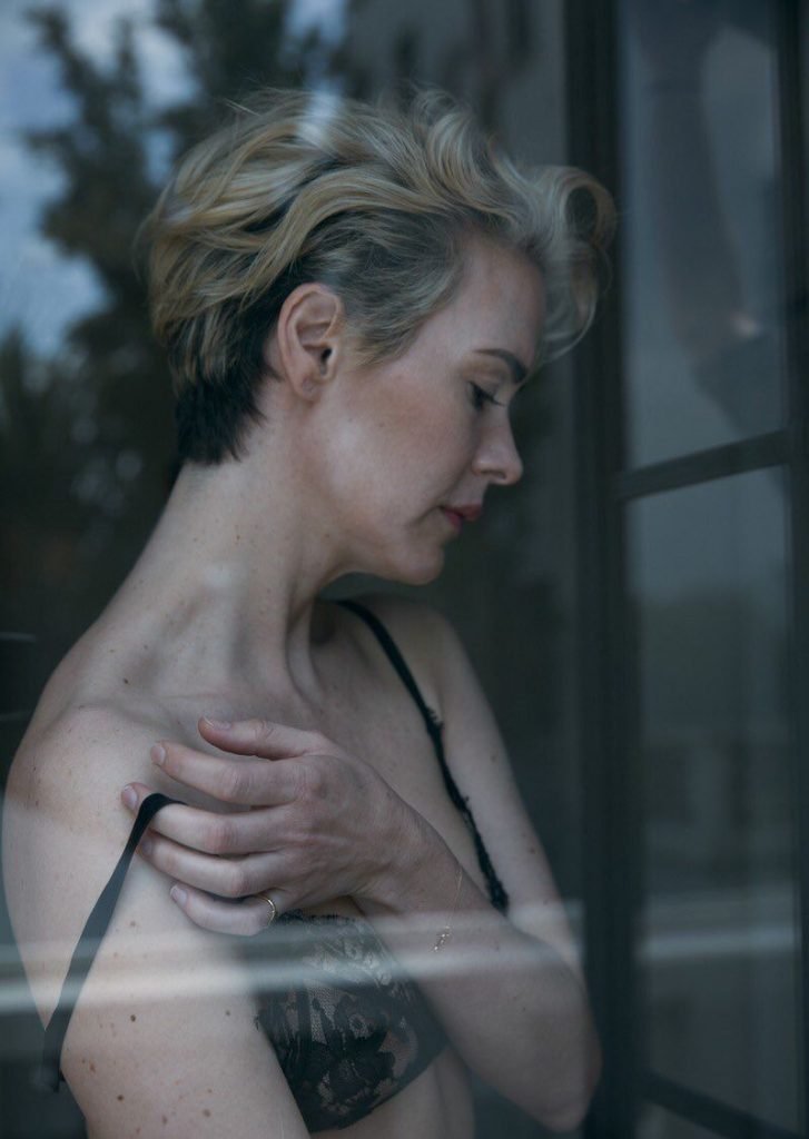 Sarah paulson: actress poses topless