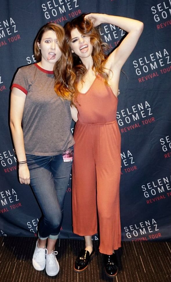Selena Gomez Braless (10 Photos)