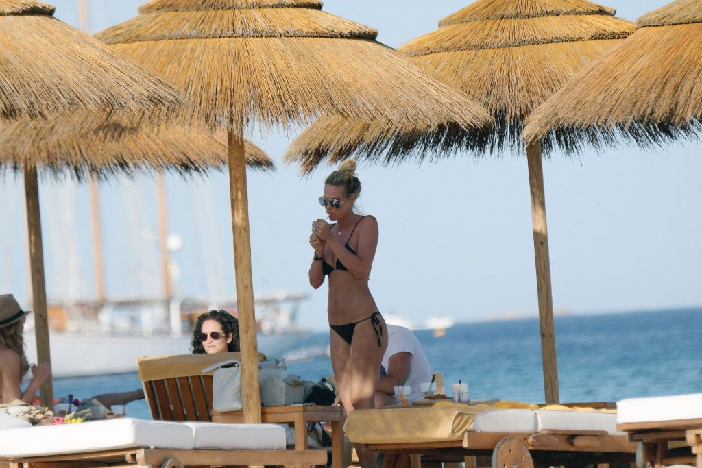 Ilary Blasi in a Bikini (29 Photos)