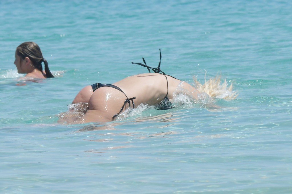 Ilary Blasi in a Bikini (29 Photos)