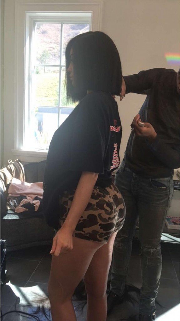 Kylie Jenner Sexy (5 Photos + Gif)