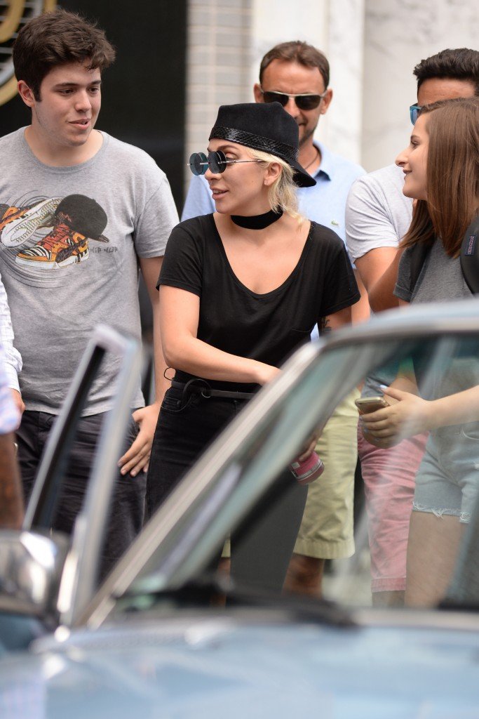 Lady Gaga Braless (19 Photos)