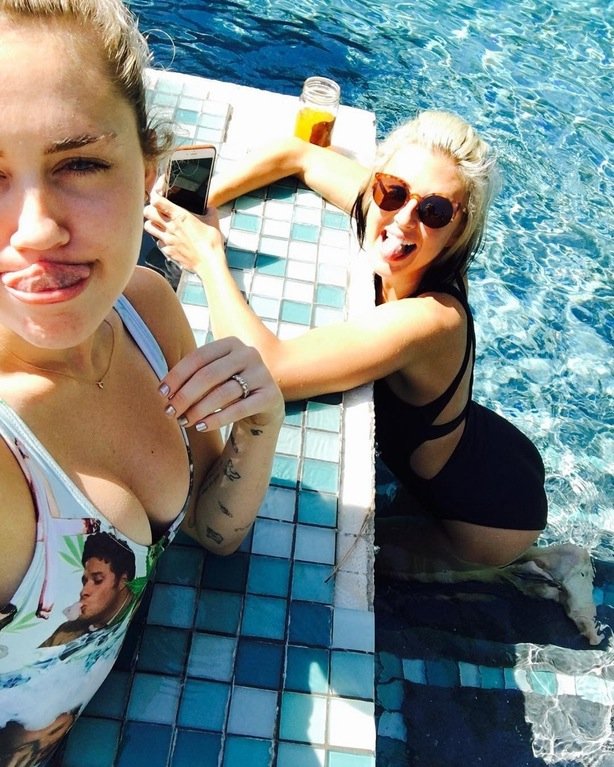 Miley Cyrus Cleavage (1 Photo)