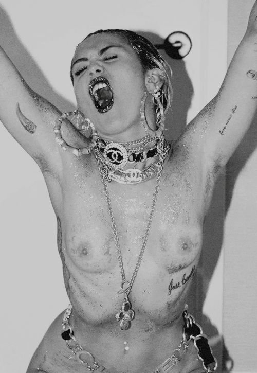 Miley Cyrus Topless (2 B&amp;W Photos)