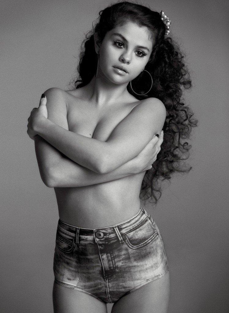 Selena Gomez Topless (3 Photos)