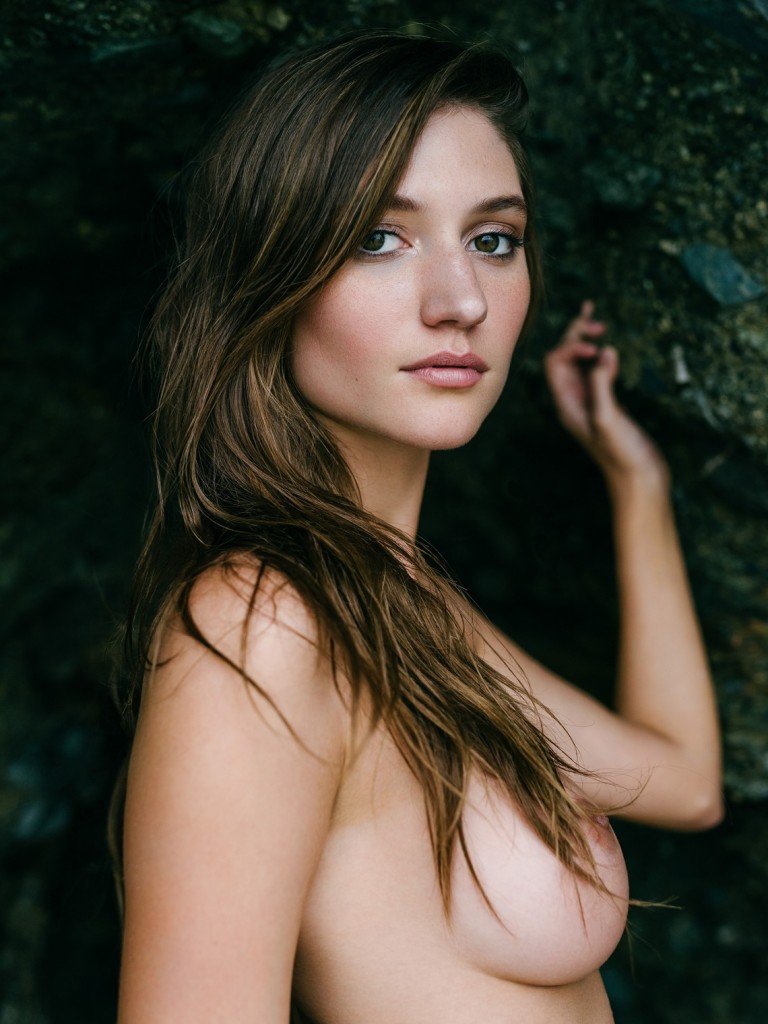 Elizabeth Elam Sexy &amp; Topless (13 Photos)