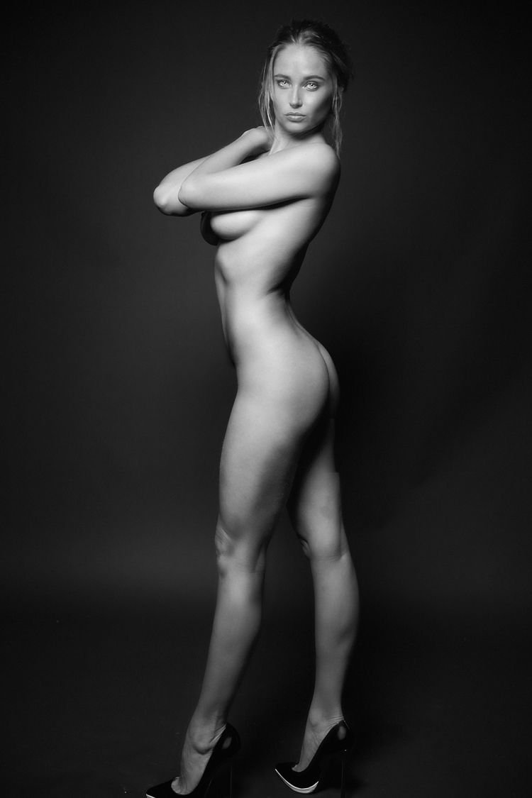 Genevieve Morton Nude & Sexy (11 Photos) .