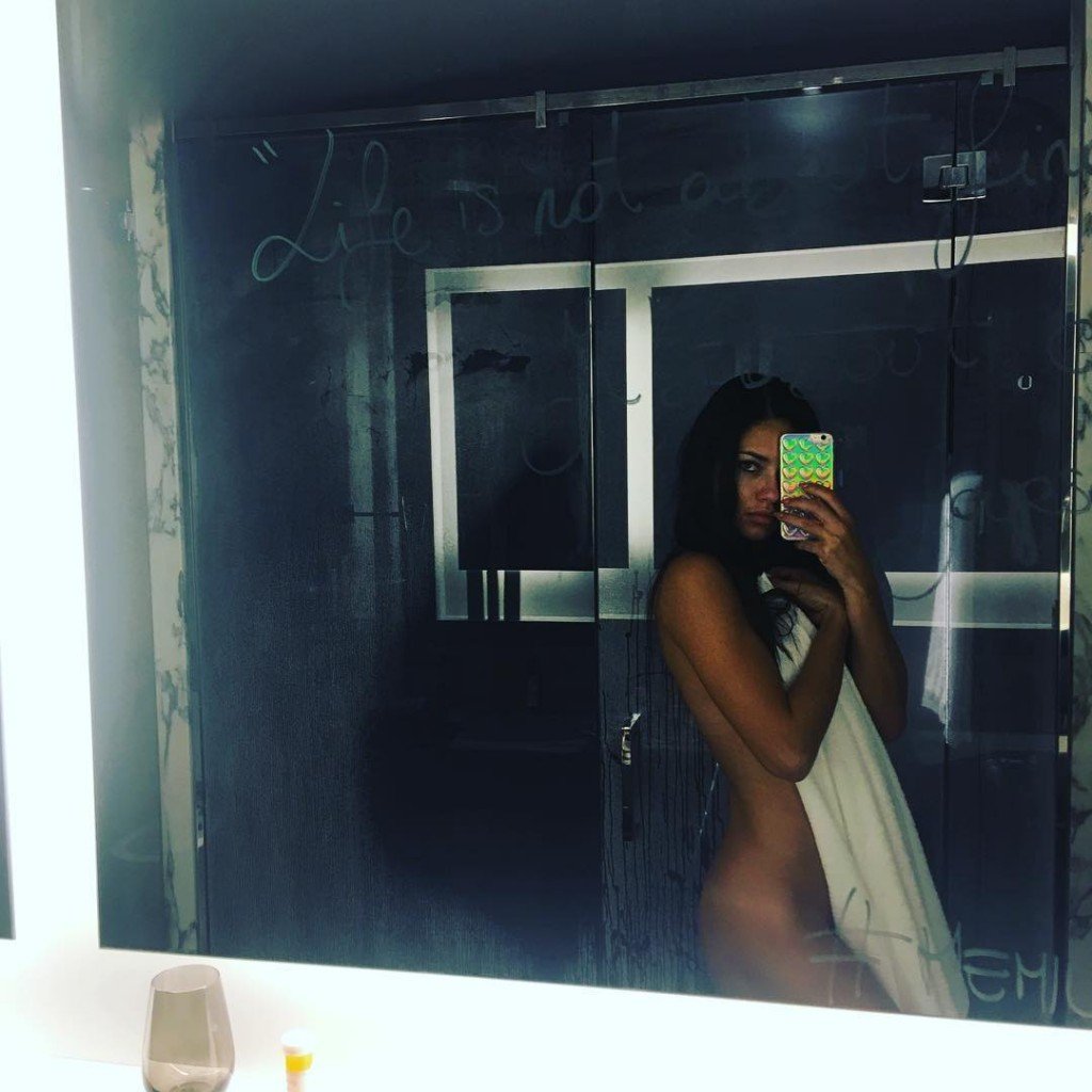 Adriana Lima Nude (1 Photo)