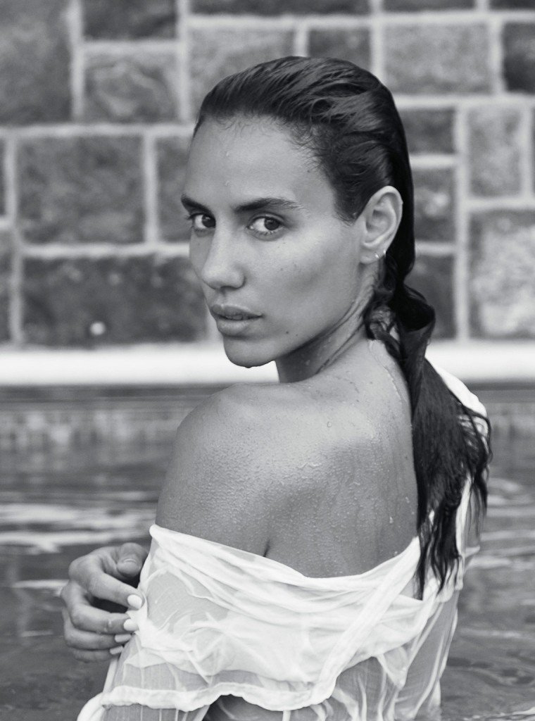 Elisa Meliani Nude &amp; Sexy (10 Photos)