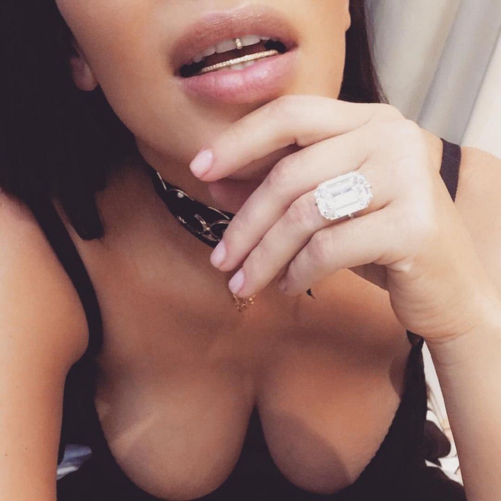 Kim Kardashian Tits (2 Photos)