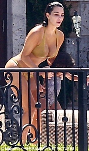 Kim Kardashian Sexy (19 Photos)
