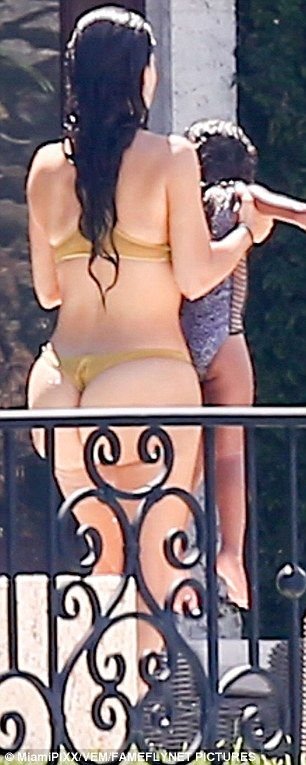 Kim Kardashian Sexy (19 Photos)