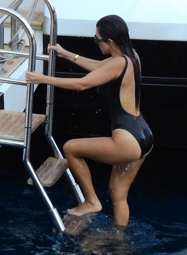Kourtney Kardashian Sexy (16 Photos)
