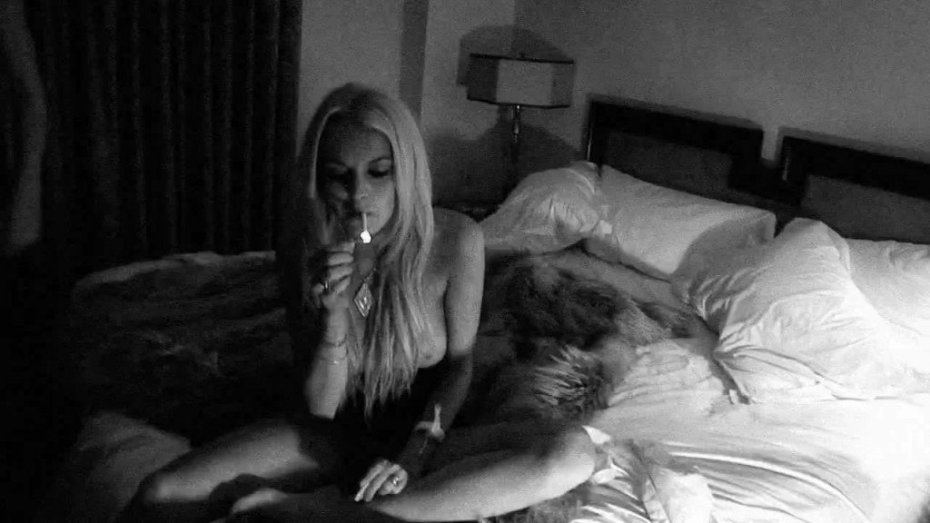 Lindsay Lohan Topless &amp; Sexy (16 Photos + Video)