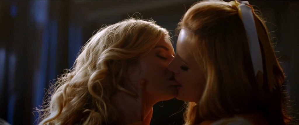 Bella Thorne &amp; Samara Weaving Lesbian Kiss – The Babysitter (2017) HD 1080p