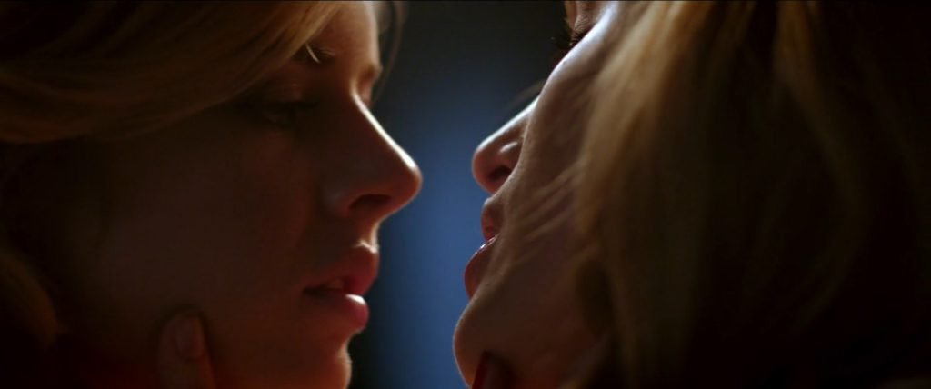 Bella Thorne &amp; Samara Weaving Lesbian Kiss – The Babysitter (2017) HD 1080p