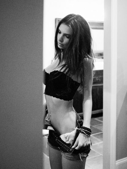 Emily Ratajkowski Nude &amp; Sexy (12 Photos)