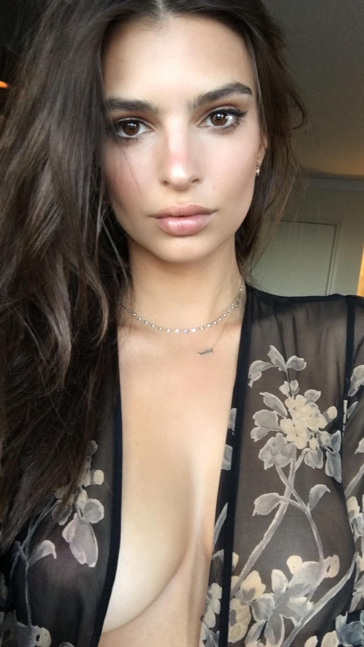 Emily Ratajkowski Topless And Sexy 5 Photos Thefappening 