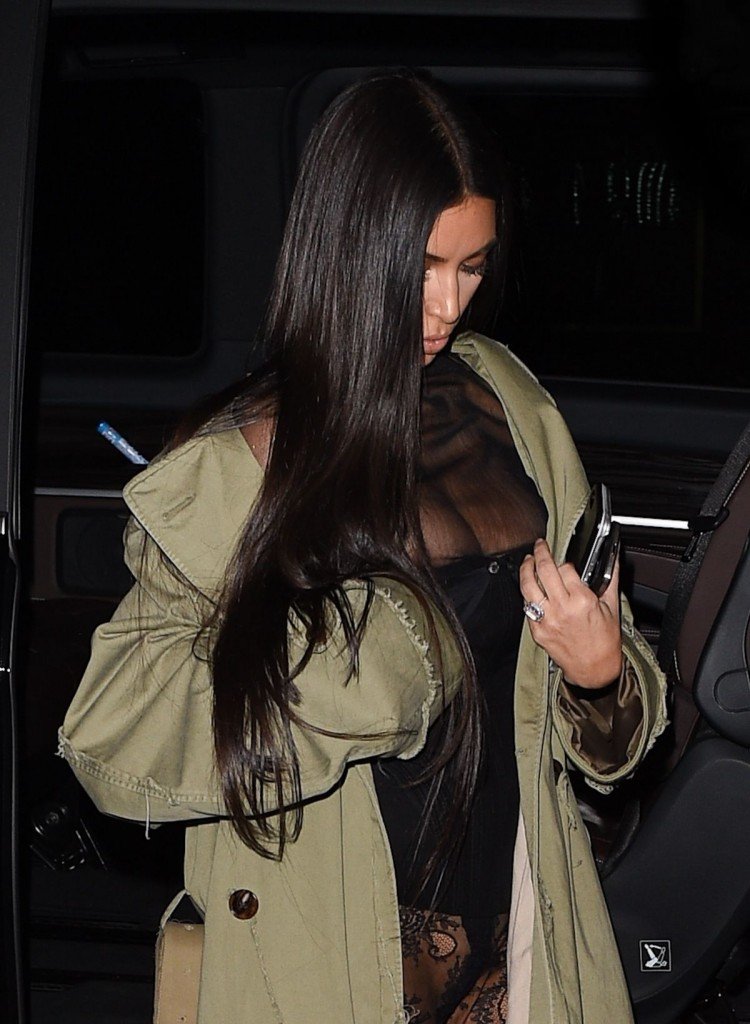 Kim Kardashian Without Panties (42 Photos)