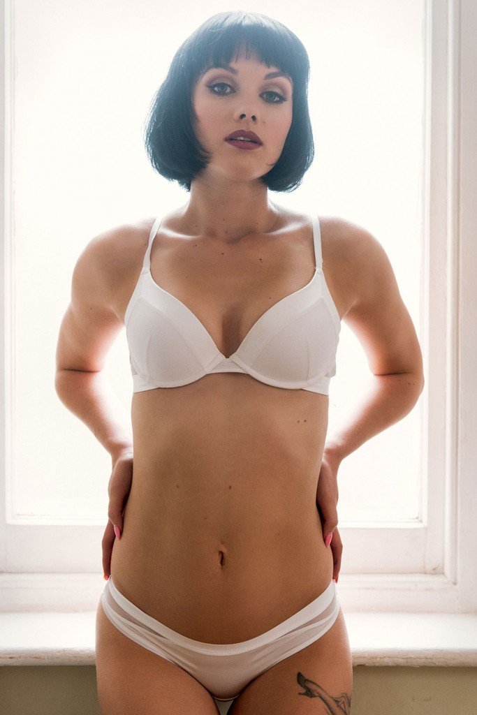 Mellisa Clarke Sexy &amp; Topless (5 Photos)