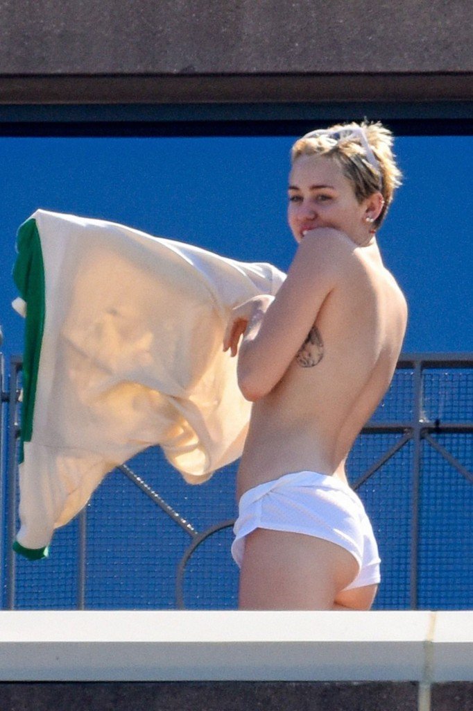 Miley Cyrus Topless (24 Photos)