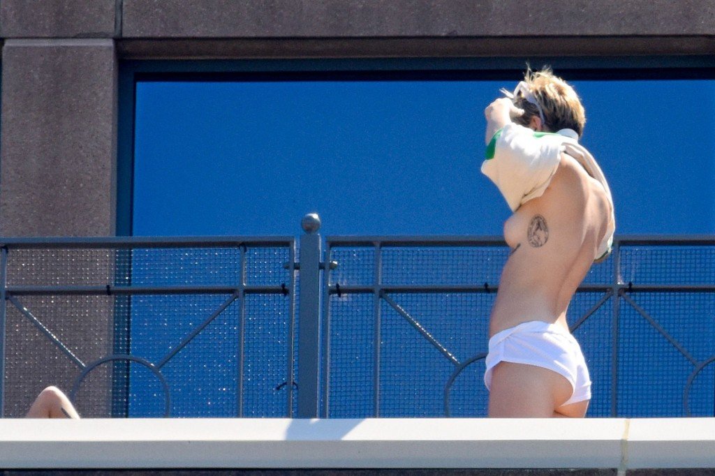Miley Cyrus Topless (24 Photos)