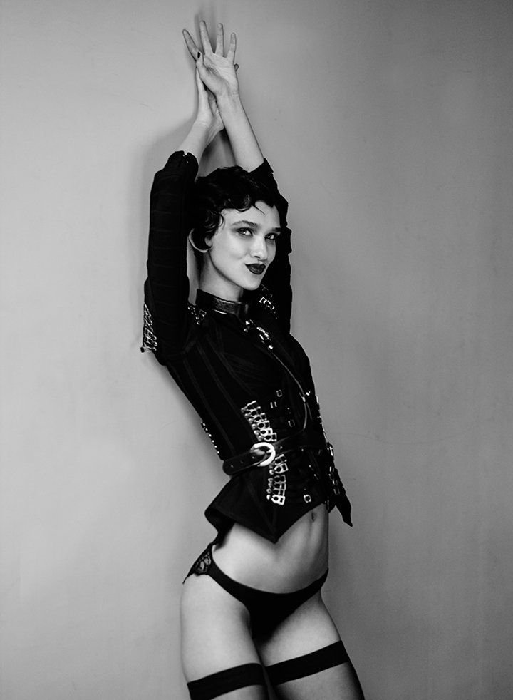 Paula Bulczynska Topless &amp; Sexy (12 Photos)