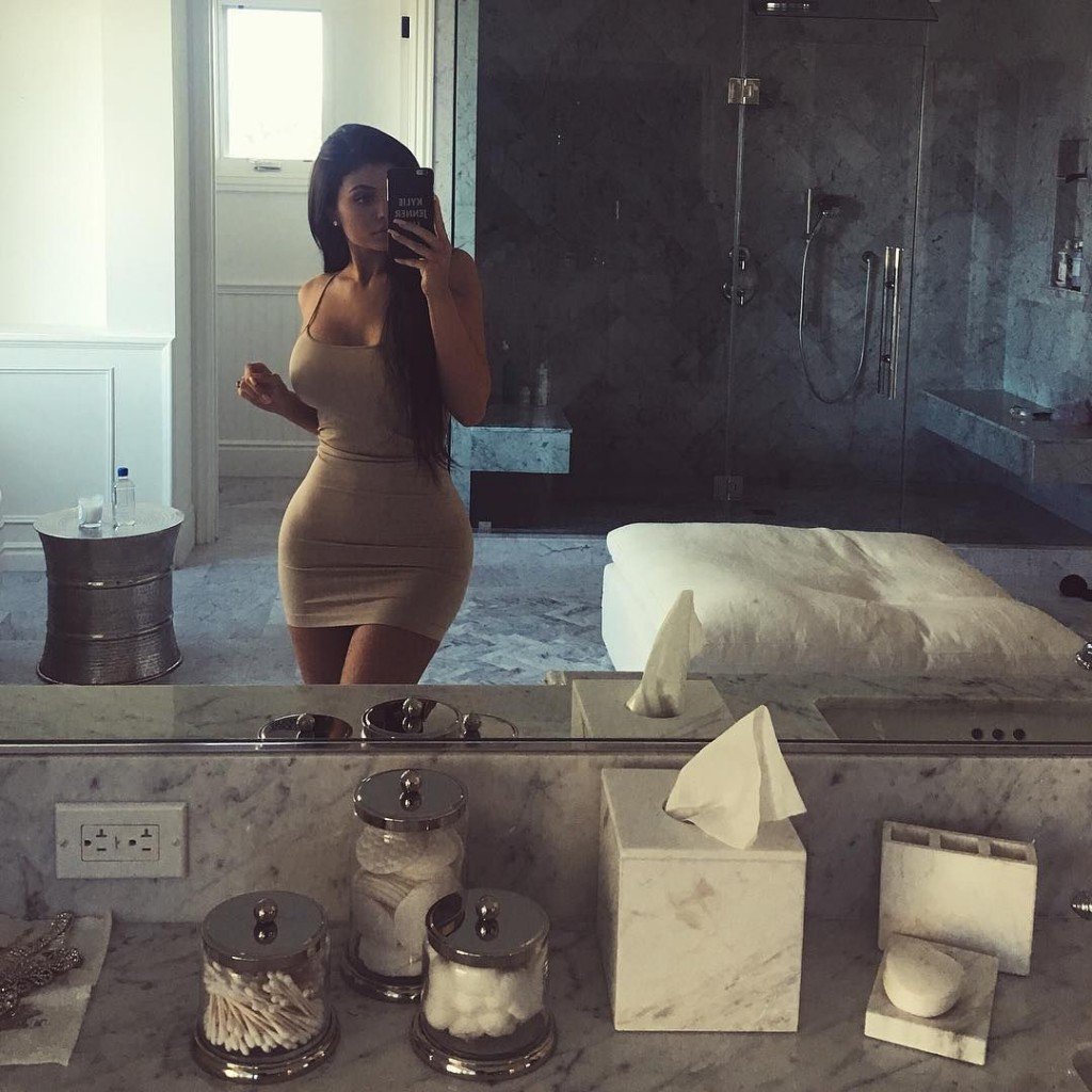 Kylie Jenner Sexy (3 Photos + Video)