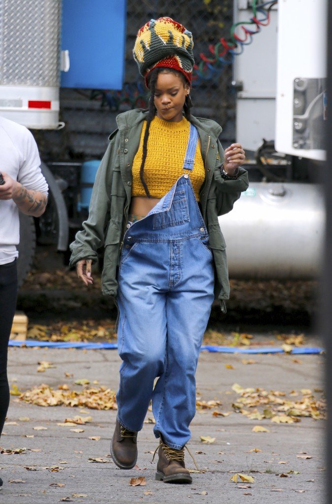Rihanna Pokies (12 Photos)