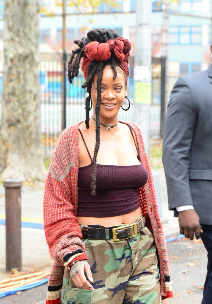 Rihanna Pokies (10 Photos)