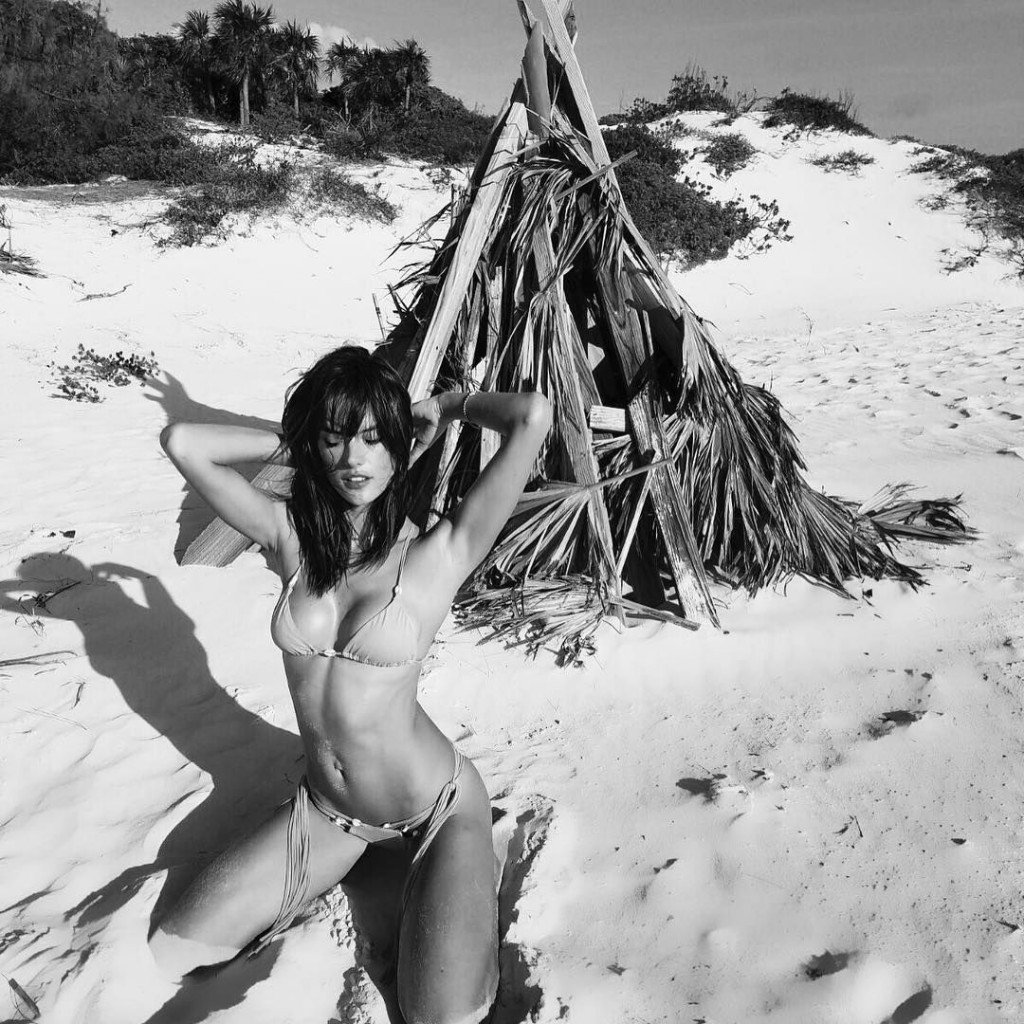 Alessandra Ambrosio Sexy (26 Photos + 5 GIFs)