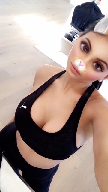 Kylie Jenner Sexy (6 Photos + GIF)
