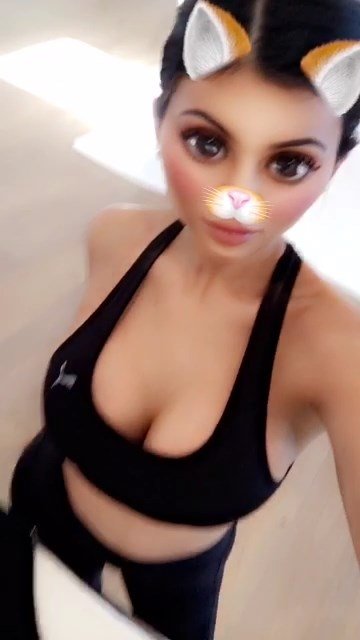 Kylie Jenner Sexy (6 Photos + GIF)