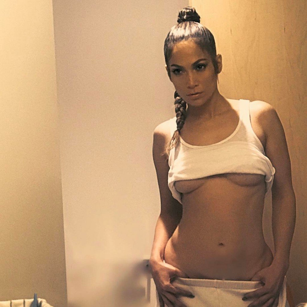 Jennifer Lopez Sexy (2 New Photos)