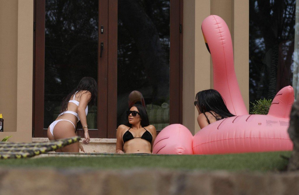 Kim &amp; Kourtney Kardashian Sexy (16 Photos)