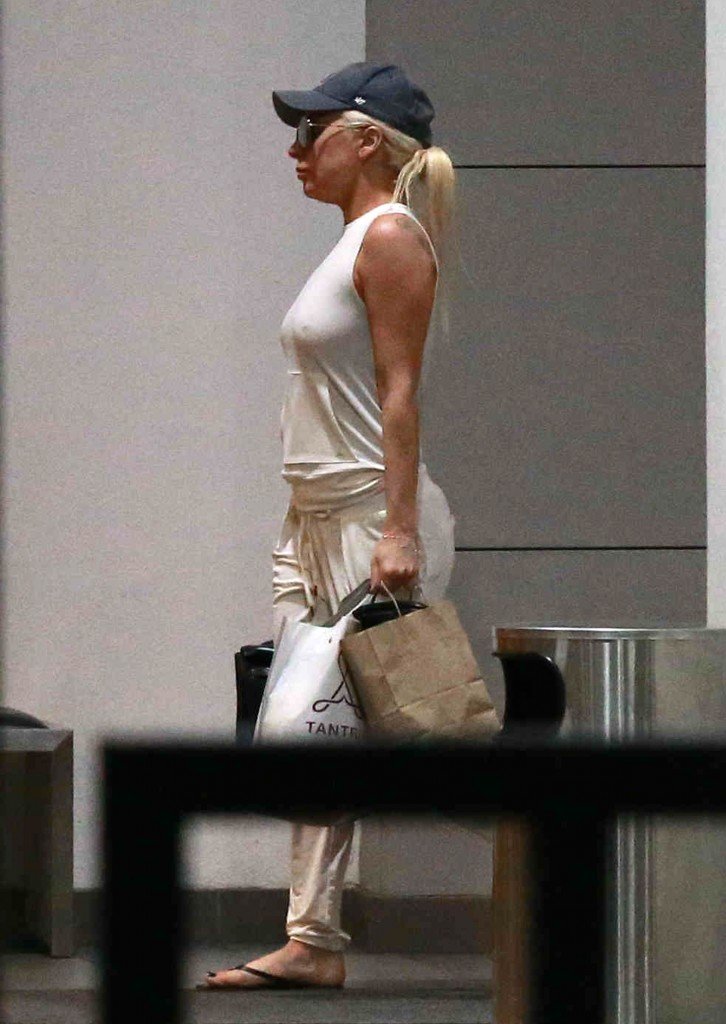 Lady Gaga Braless (6 Photos)