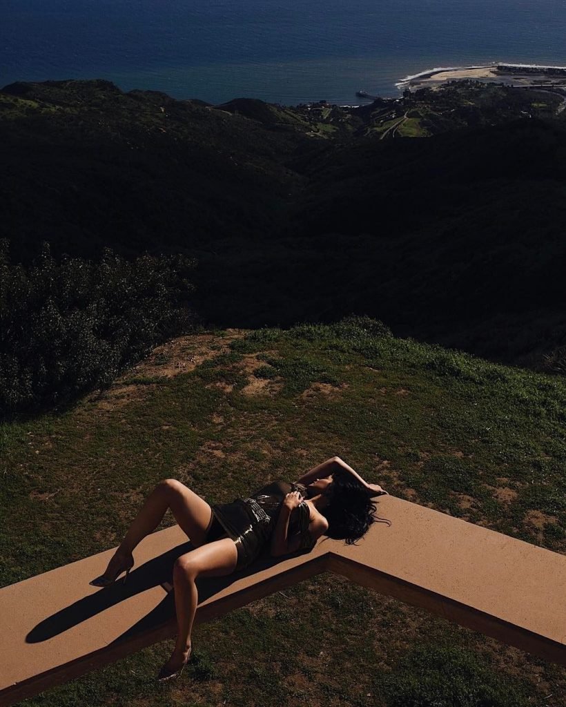 Kylie Jenner (4 Hot Photos)