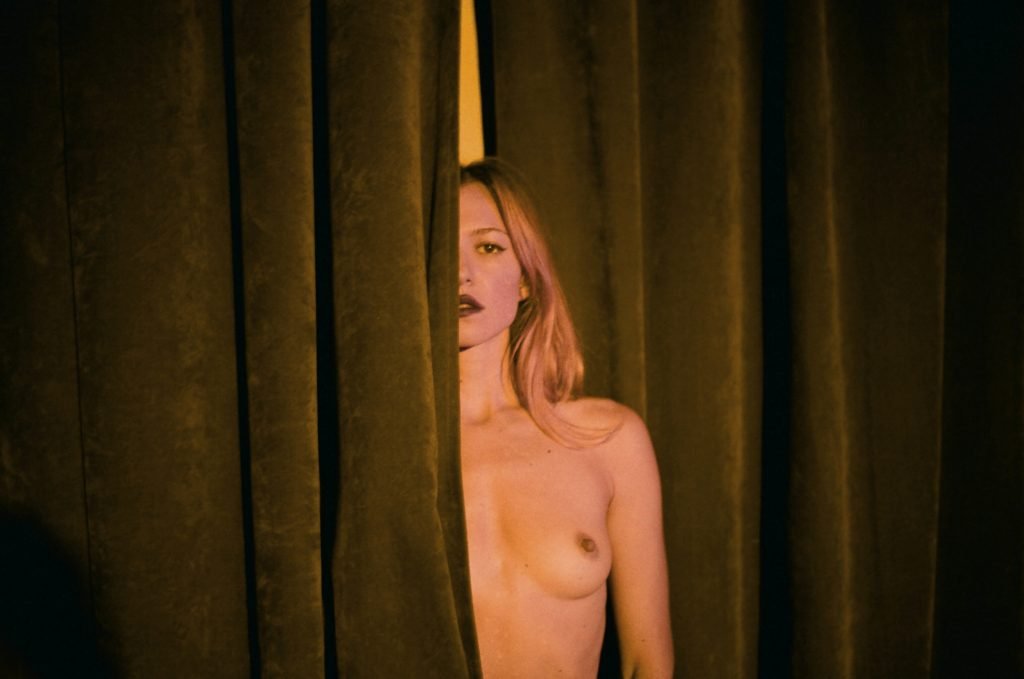 Paige Elkington Nude &amp; Sexy (16 Photos)