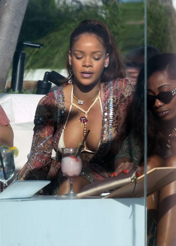 Rihanna Sexy (24 Photos)