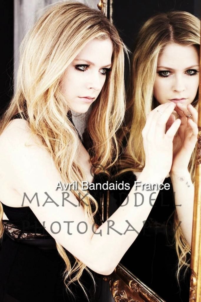 Avril Lavigne Sexy (14 Photos)