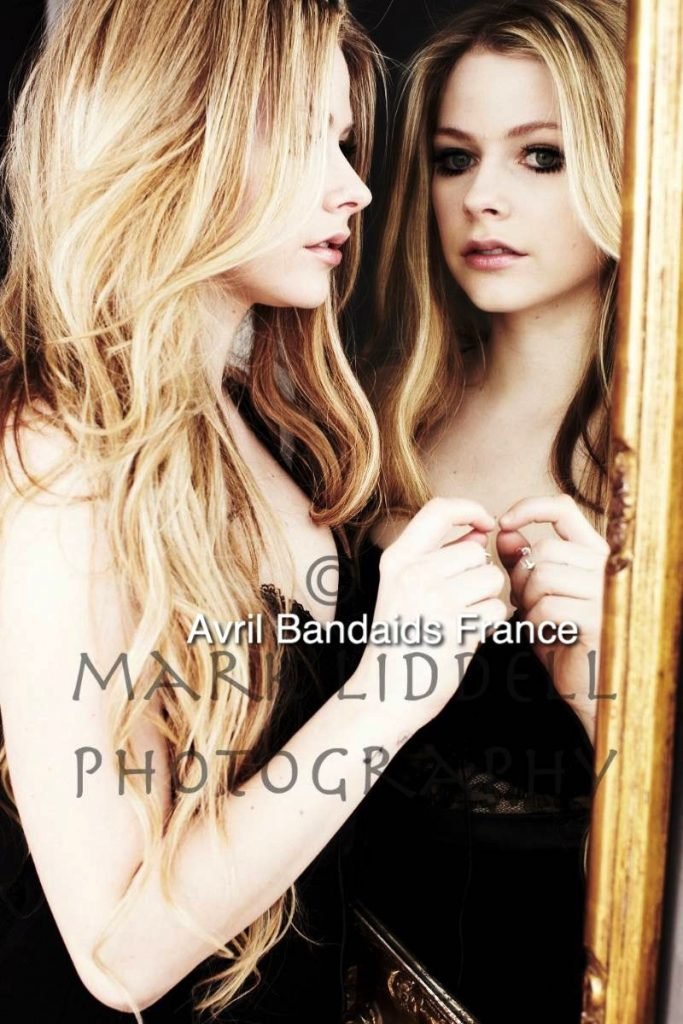 Avril Lavigne Sexy (14 Photos)