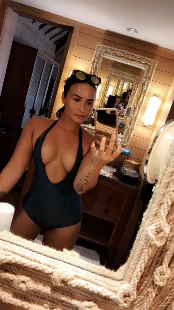 Demi Lovato Sexy (3 Hot Photos)