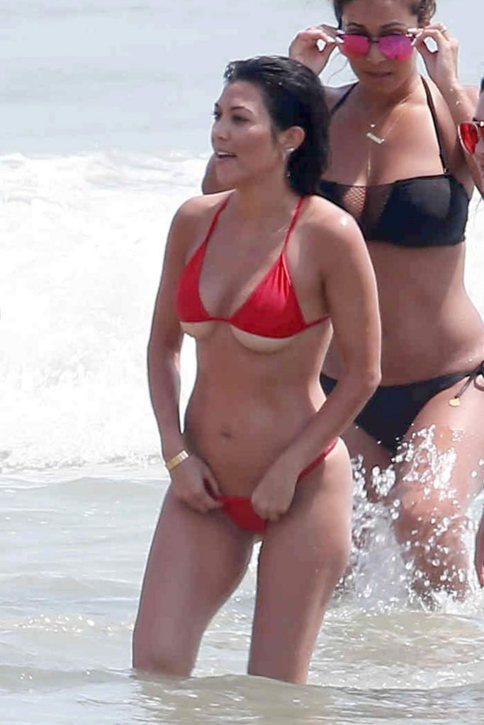 Kim Kardashian &amp; Kourtney Kardashian Sexy (52 Photos)