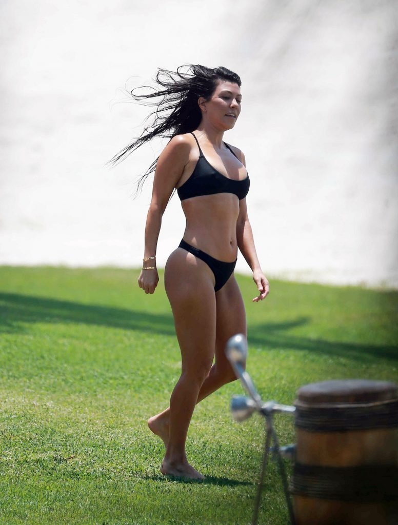 Kourtney Kardashian Sexy (23 Photos)